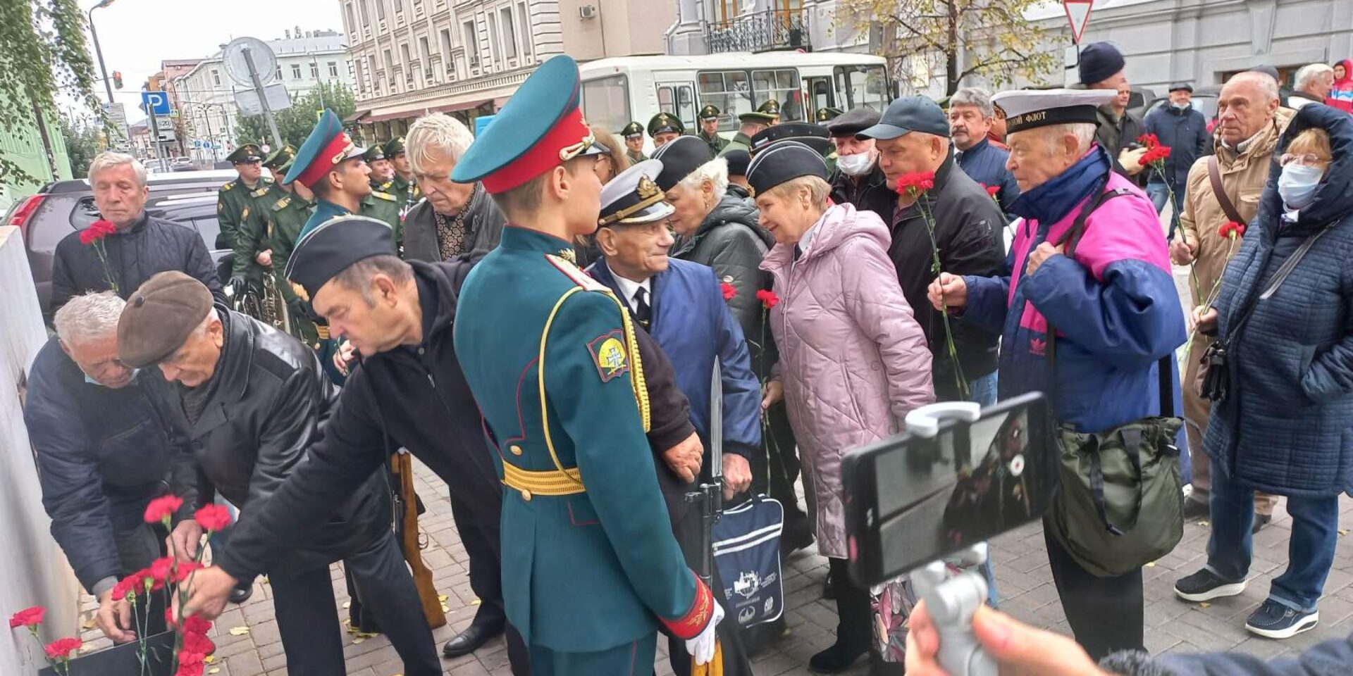 Возложение цветов участниками  ансамбля, членами  Морского собрания РТ и всеми присутствующими.