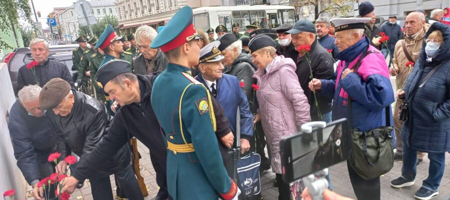 Возложение цветов участниками  ансамбля, членами  Морского собрания РТ и всеми присутствующими.