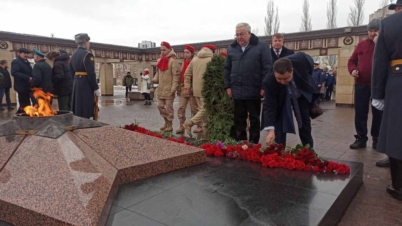 Участники акции почтили память погибших воинов минутой молчания.