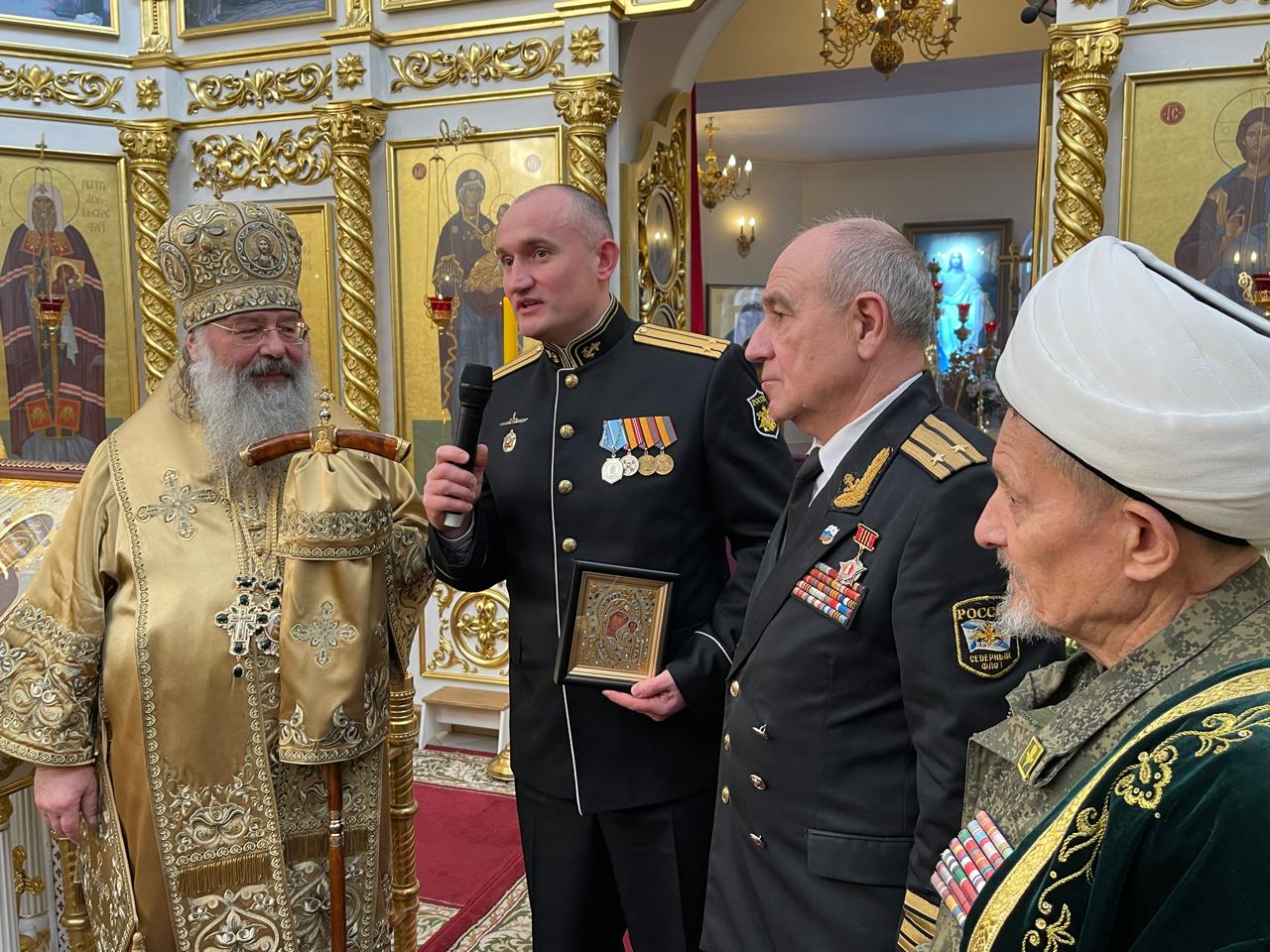 Командиру АПЛ «Казань» передали икону Казанской божьей матери
